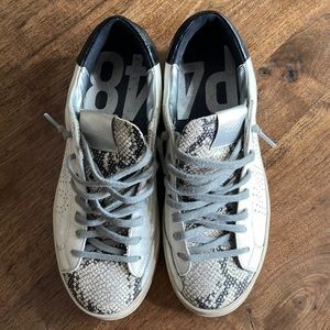 P448 white with snake print toe